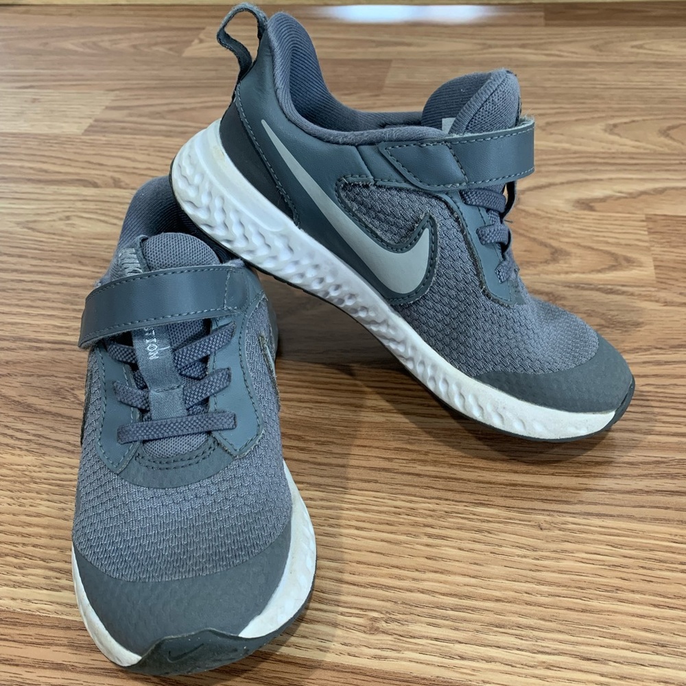Nike Revolution Little Kid Sneaker 11.5C